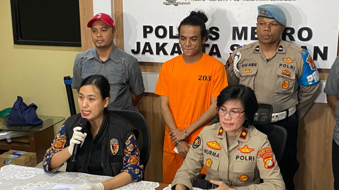 Polres Metro Jakarta Selatan resmi menahan Vadel Bajideh usai diduga melakukan tindak asusila ke anak Nikita Mirzani
