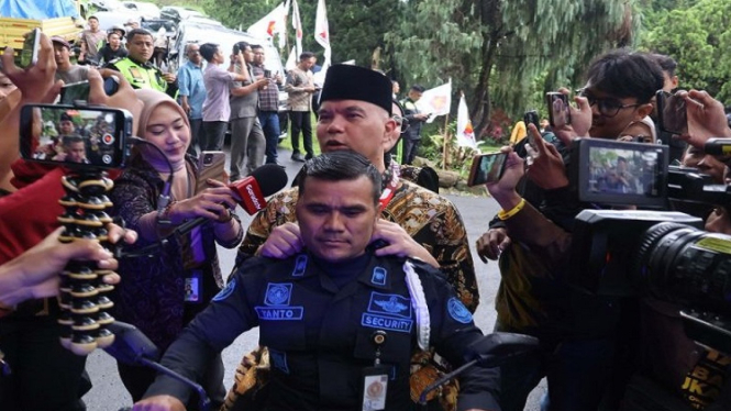 Ahmad Dhani bersama Mulan Jameela boceng motor di Hambalang
