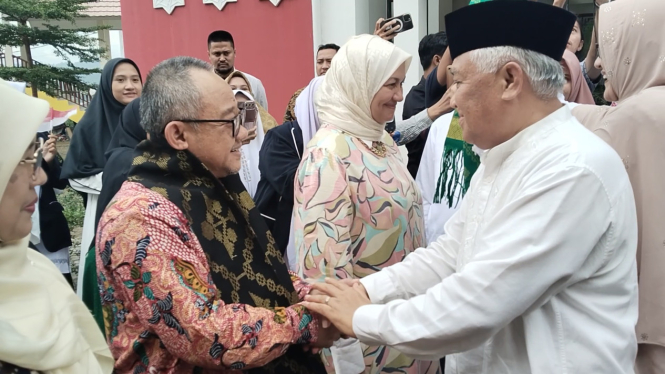 Menteri Abdul Mu'ti Disambut Din Syamsuddin di Pesantren Dea Malela, Sumbawa, NTB