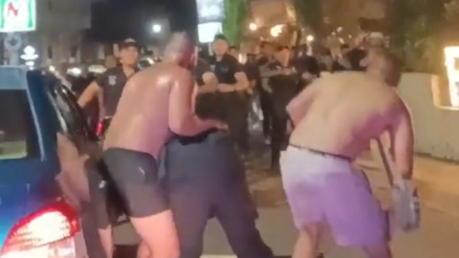 Perkelahian WNA dan sekuriti Finns Beach Club - Foto: Tangkapan Layar video di media sosial