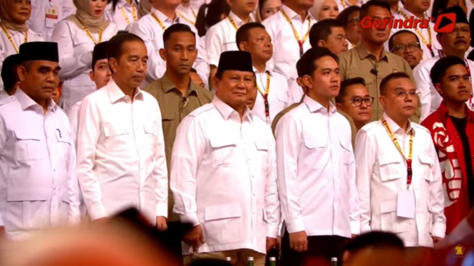 Presiden Prabowo diapit Wapres Gibran dan Jokowi di HUT ke-17 Gerindra