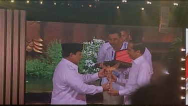 Jokowi Dihadiahi Keris Emas oleh Prabowo