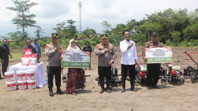Kapolri Lakukan Penanaman Jagung dan Beri Bantuan Alat Pertanian di Bantul (dok istimewa)