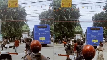 Viral Detik-detik Bus TransJakarta Terjebak di Tengah Rel, Penumpang Panik