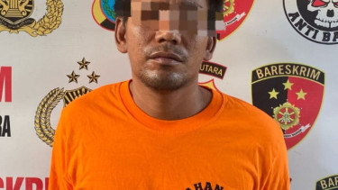 A, pelaku penganiaya terhadap ibu kandung saat diamankan petugas kepolisian.(dok Polsek Tanjung Balai Utara)