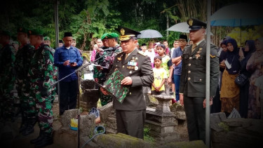 VIVA Militer: Pemakaman militer almarhum Letkol Supri Widodo