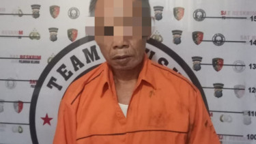 P, kakek yang mencabuli remaja putri hingga hamil saat diamankan petugas kepolisian.(dok Polres Pelabuhan Belawan)