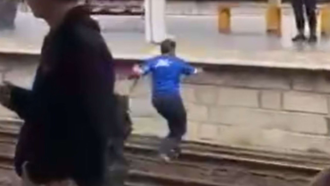 Pria Tua Berjersey Persib Dikeroyok Oknum Suporter Persija di Stasiun Jatinegara