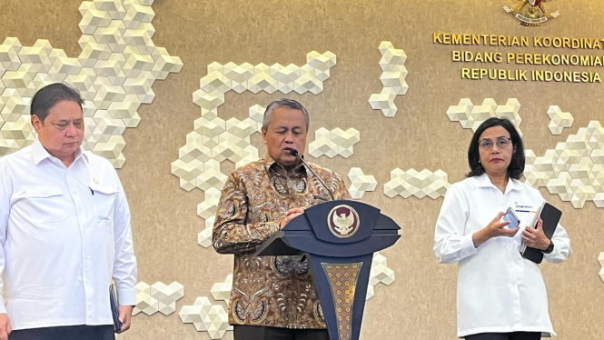 Gubernur Bank Indonesia (BI), Perry Warjiyo (tengah)