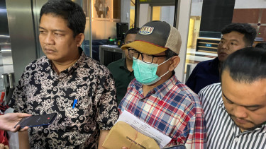 Suamu eks anggota Bawaslu RI Agustiani Tio Fridelina, Adrial Wilde usai diperiksa KPK soal kasus korupsi Hasto PDIP