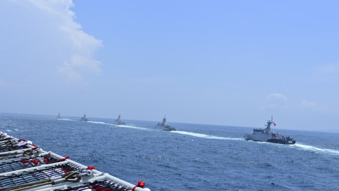 VIVA Militer: 38 Kapal Perang yang terdiri kapal asing dan KRI membentuk formasi
