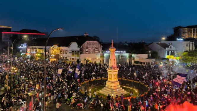 Suporter PSIM Jogja di Tugu Pal Putih