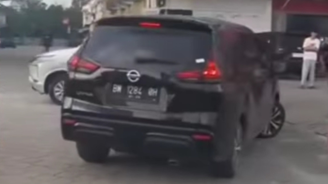 Suami selingkuh kepergok sama istri pakai Nissan Livina 