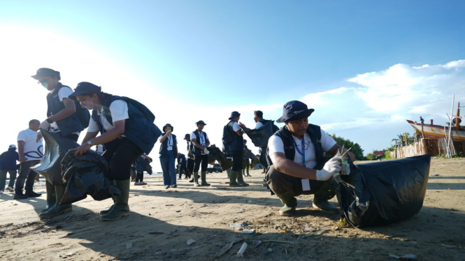 Relawan Bakti BUMN sapu bersih sampah di pantai