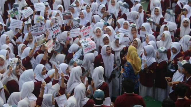 Sekelompok pelajar MAN 2 Bekasi menggelar demonstrasi