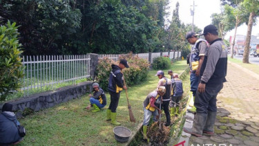 Para petugas dari DPUPR Kota Magelang bersih-bersih di lingkungan Akmil Magelang