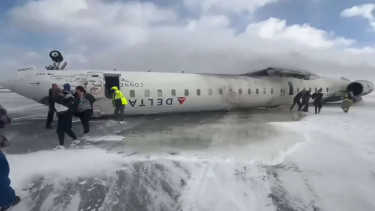 Pesawat Delta Terbalik di Bandara Toronto