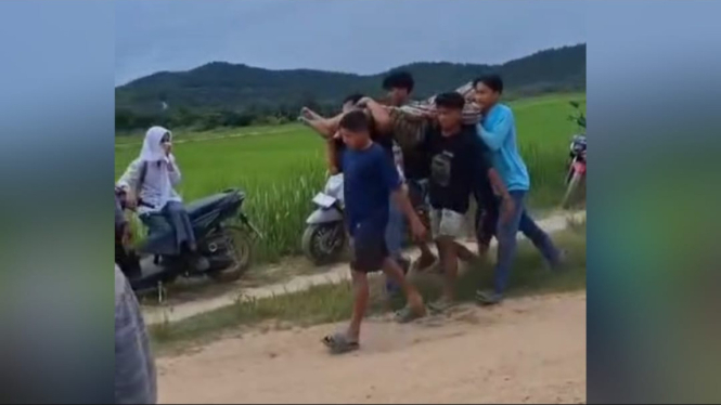 Warga Evakuasi Petani Konawe Tewas Akibat Disambar Petir 