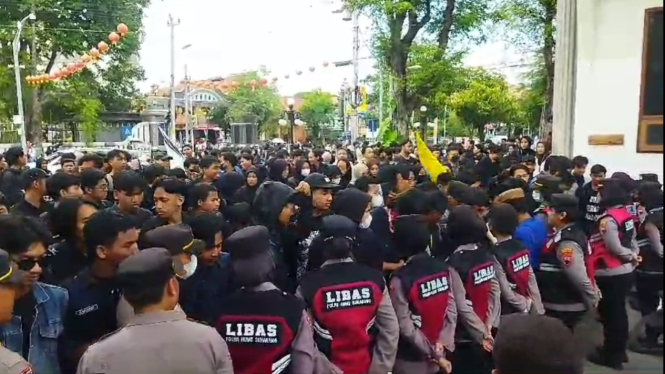 Mahasiswa demo di depan Balai Kota Semarang