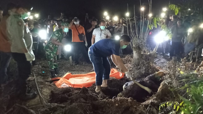 Lokasi penemuan jasad janda terkubur tak wajar di perkebunan sawit di Kabupaten Labusel. (dok Polres Labusel)