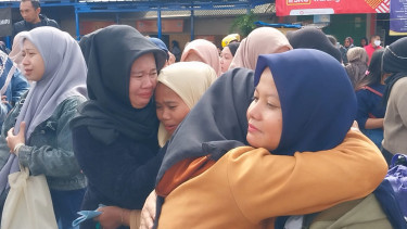 Karyawan PT Danbi Internasional di Garut menangis terancam PHK