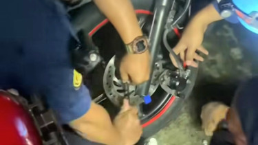 Damkar bantu lepas gembok rem cakram motor