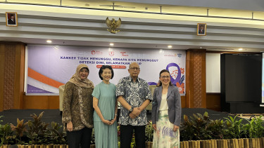 Foto Kanan-Kiri: Siti Nadia Tarmizi, Penyitas Kanker, Ketua Umum YKI Prof.DR.dr Aru Wisaksono, dan Presiden Director AstraZeneca Indonesia Ms. Esra Erkomay