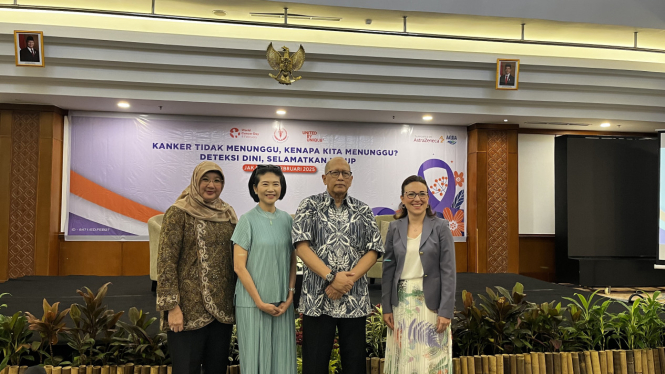 Foto Kanan-Kiri: Siti Nadia Tarmizi, Penyitas Kanker, Ketua Umum YKI Prof.DR.dr Aru Wisaksono, dan Presiden Director AstraZeneca Indonesia Ms. Esra Erkomay