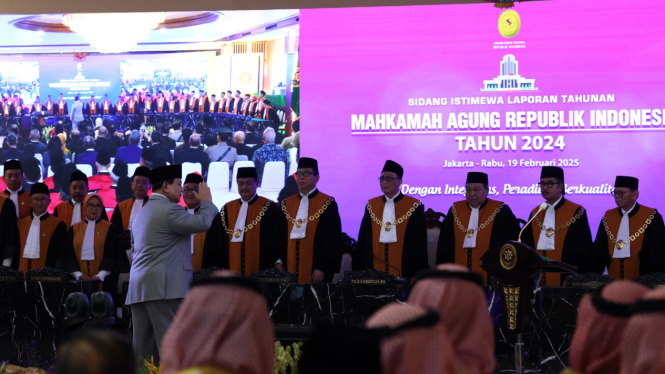 Momen Presiden RI Prabowo Subianto beri hormat ke para hakim dalam acara sidang istimewa laporan tahunan Mahkamah Agung (MA) tahun 2024 (sumber: Tim Media Prabowo)