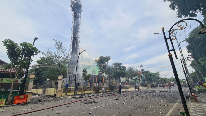 Menara Masjid Agung Bojonegoro tinggal kerangka setelah terbakar. (Foto: istimewa)