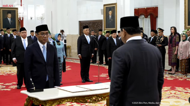 Presiden RI Prabowo Subianto melantik Prof Brian Yuliarto sebagai Mendikti Saintek di Istana Negara, Jakarta Pusat, Rabu, 19 Februari 2025 (sumber: tangkapan layar YouTube Sekretariat Presiden)