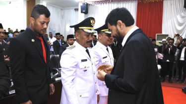 Muzakir Manaf melantik Sarjani Abdullah jadi Bupati Pidie. (ist)