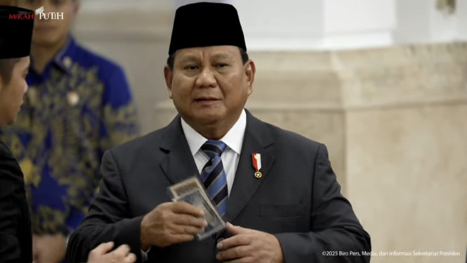 Prabowo Dapat 2 Lembar Uang Kuno Bertandatangan Ayahnya Soemitro Djojohadikusumo