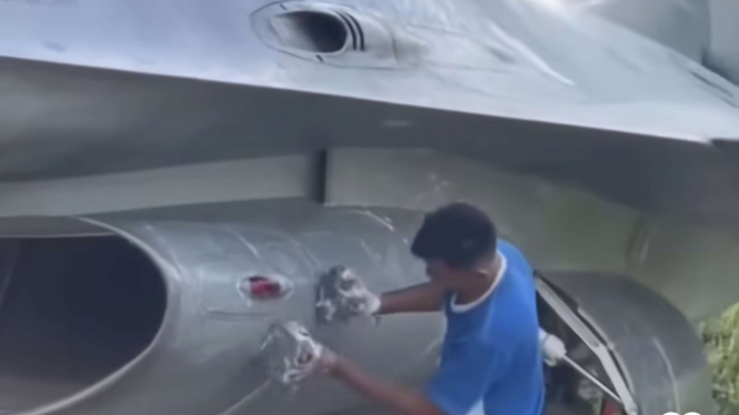 VIVA Militer: Seorang prajurit TNI AU mencuci pesawat F-16 secara manual