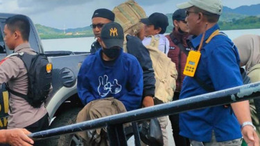 Pelaku pemerkosaan (pakai topi dan masker hitam) dijemput polisi. (Foto: istimewa)