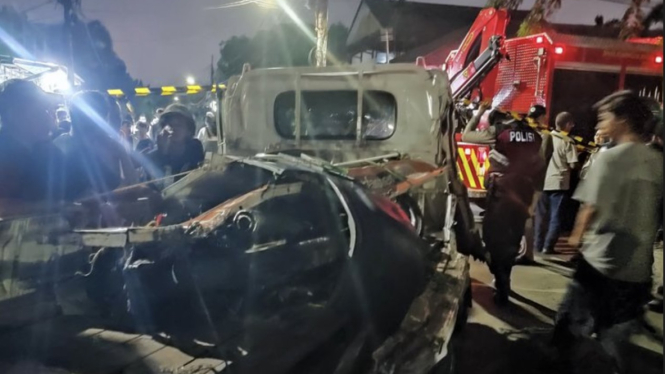 Korban meninggal diketahui bernama Kevan (15), sedangkan korban kritis adalah Doni Indra (47). Keduanya langsung dievakuasi ke RS Cipto Mangunkusumo (RSCM), Jakarta Pusat untuk penanganan lebih lanjut.