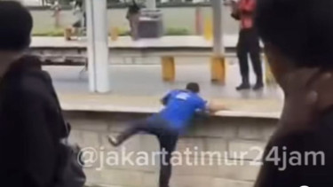 Korban diketahui bernama Iwan, seorang warga Gunung Putri, Kabupaten Bogor. Yang lebih memilukan, Iwan merupakan seorang tuna wicara yang tidak dapat berkomunikasi secara verbal untuk meminta pertolongan.