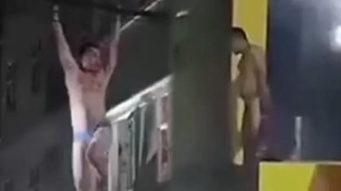 Viral aksi pria di Buton bergelantung di kabel listrik hanya memakai celana dalam. (Istimewa/tangkapan layar video viral).