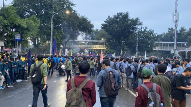 Aksi BEM SI bertajuk 'Indoensia Gelap' di Patung Kuda Jakarta.