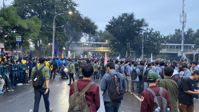 Aksi BEM SI bertajuk 'Indoensia Gelap' di Patung Kuda Jakarta.