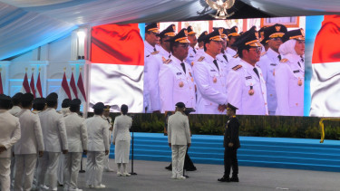 Para kepala daerah iring-iringan masuk ke dalam ruang pelantikan di Istana Negara, Jakarta Pusat, Kamis, 20 Februari 2025.