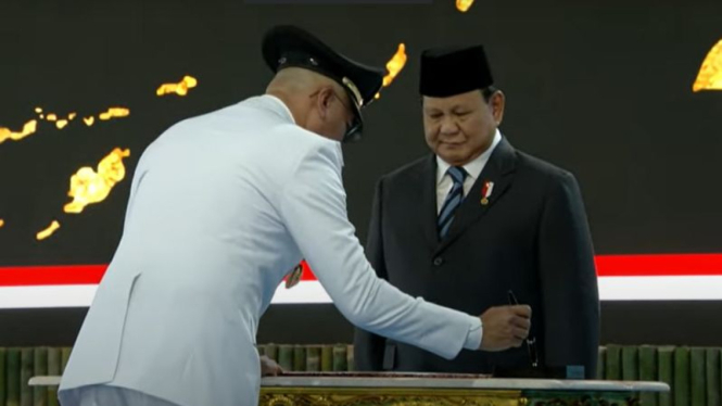 Presiden RI Prabowo Subianto saat melantik kepala daerah di Istana Jakarta.