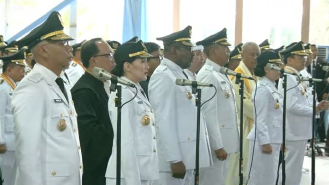 Enam kepala daerah mewakili sumpah jabatan perwakilan 6 agama di RI 