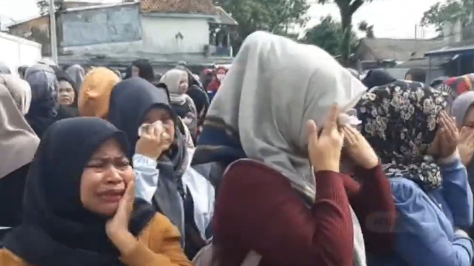 Buruh Pabrik Nangis Histeris usai di-PHK