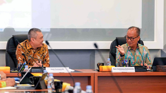 Menhub Dudy Purwagandhi (kiri) dan Menperin Agus Gumiwang (kanan)