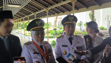 Gubernur dan Wakil Gubernur Jawa Timur, Khofifah Indar Parawansa dan Emil Dardak di Kompleks Istana Kepresidenan, Jakarta Pusat, Kamis, 20 Februari 2025