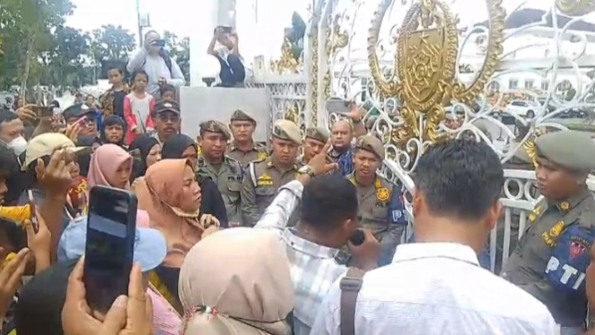 Ratusan massa aksi menggelar unjuk rasa di Kantor Gubernur Sumut, Kota Medan.(B.S.Putra/VIVA)