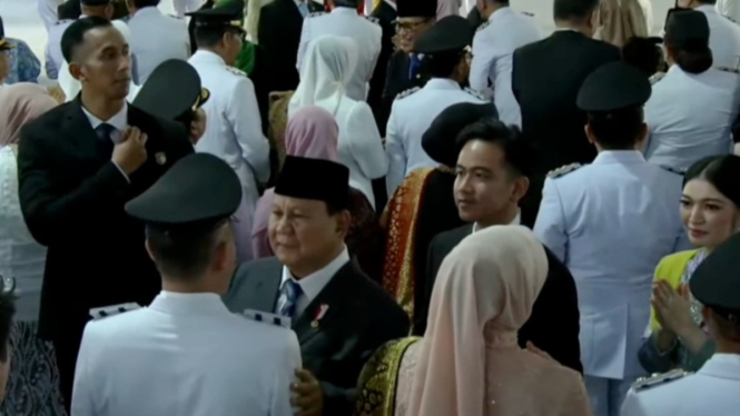 Momen Presiden Prabowo Subianto dan Wakil Presiden Gibran Rakabuming Raka Salami 961 Kepala Daerah Usai Pelantikan
