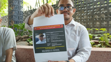Kuasa hukum korban, Abraham Nempung saat menunjukkan salah satu pelaku pemalsuan dokumen tanah di Tangerang yang masih DPO