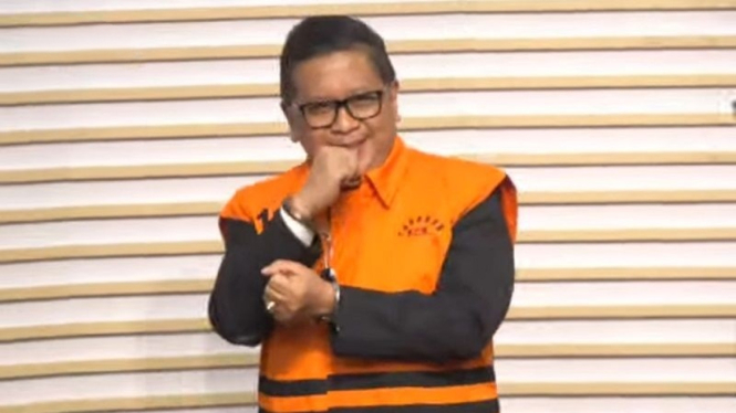 Sekjen PDIP Hasto Kristiyanto mengenakan rompi tahanan KPK